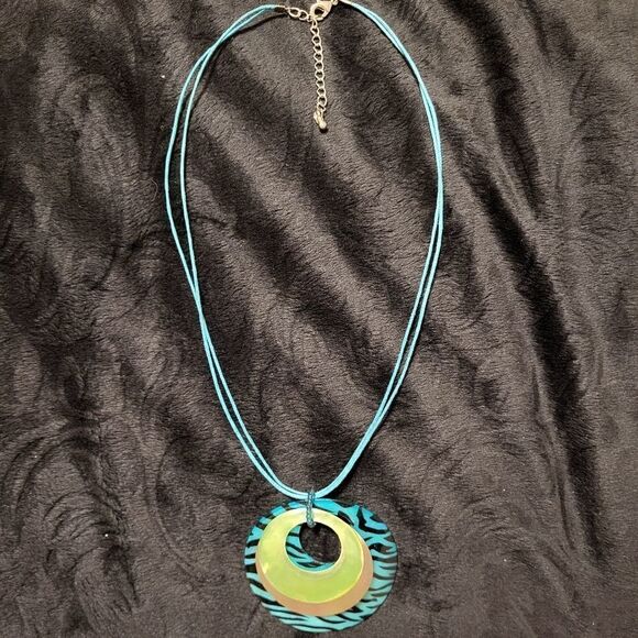 Beautiful necklace with multicolored shells - Picture 1 of 8